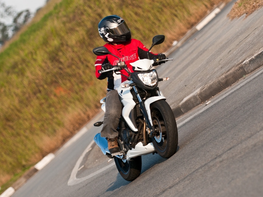 Com ciclística equilibrada, Next 250 inclina bem nas curvas. Limite são as pedaleiras - Doni Castilho/Infomoto