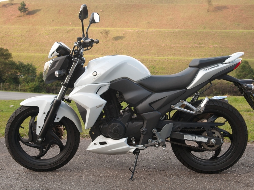 Dafra Next 250 tem escapamento em aço inox e cavalete lateral com sensor - Doni Castilho/Infomoto