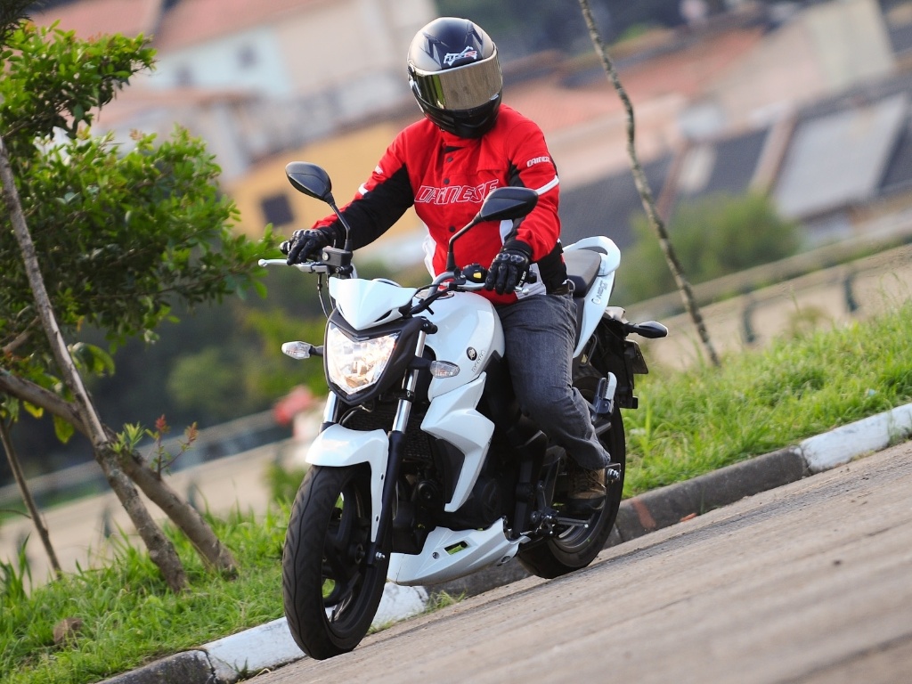 Design é atual, com farol poligonal, carenagem sobre o painel e spoiler - Doni Castilho/Infomoto