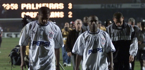Vampeta e Edilson deixam o campo após eliminação para o Palmeiras em 2000 - Juca Varella/Folhapress