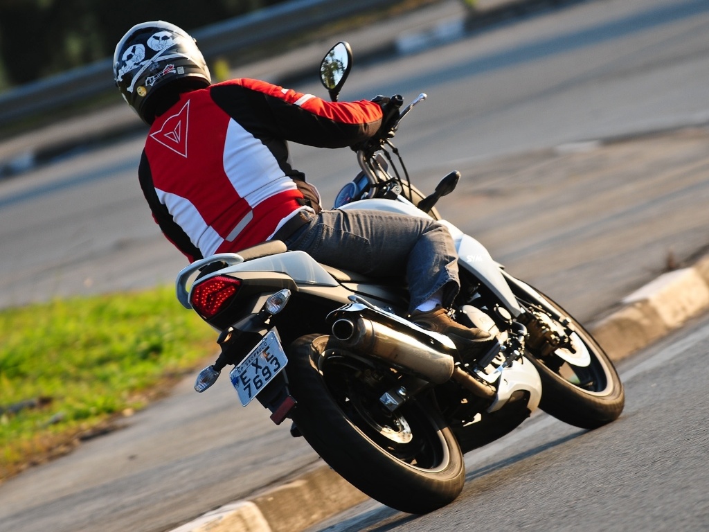 Iluminação da lanterna é reforçada com uso de LEDs; setas transparentes seguem tendência - Doni Castilho/Infomoto