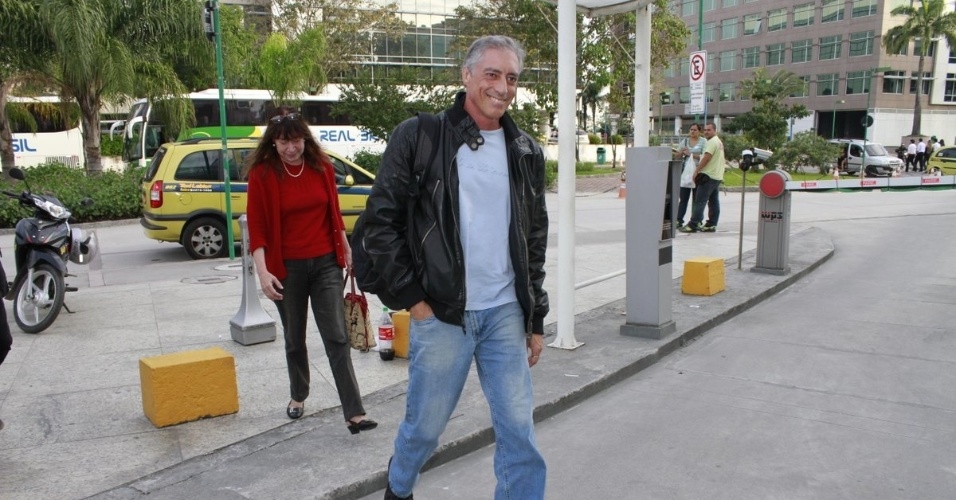 José Marques, pai de Cauã Reymond, chega na maternidade para visitar a neta, Sofia (24/5/12)