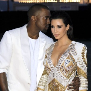 Kanye West e Kim Kardashian durante sessão de fotos em Cannes