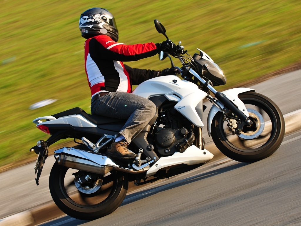 Modelo brasileiro teve guidão e pedaleiras modificados, melhorando posição de pilotagem  - Doni Castilho/Infomoto