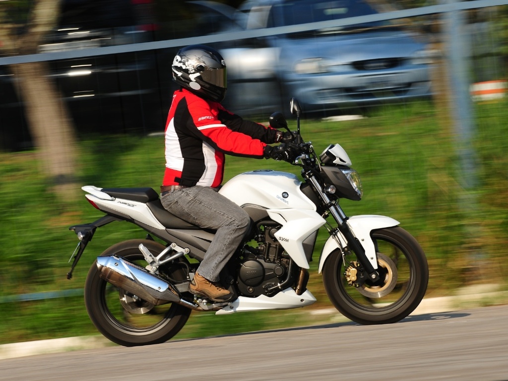 Motor de 249,4 cm³ oferece 25 cavalos de potência máxima. Velocidade final declarada é de 128 km/h - Doni Castilho/Infomoto