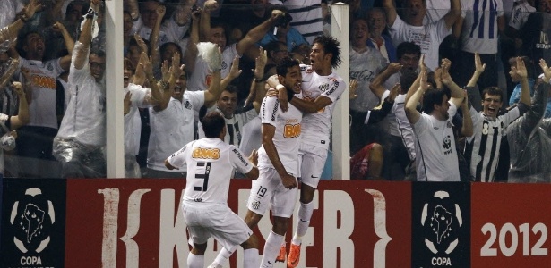 Neymar e Léo comemoram com Alan Kardec gol contra o Vélez na Libertadores - REUTERS/Paulo Whitaker