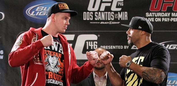 Stefan Struve e Lavar Johnson se encaram antes do UFC 146, em Las Vegas - Josh Hedges/Zuffa LLC/Zuffa LLC via Getty Images