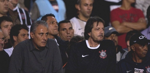 Expulso, Tite foi para o meio da torcida e de lá orientou o Corinthians contra o Vasco - Danilo Verpa/Folhapress