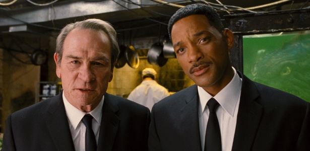 Tommy Lee Jones e Will Smith em cena do filme "Homens de Preto 3" - Divulgação