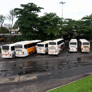 Nesta sexta (25), ônibus intermunicipais amanheceram estacionados em garagem de Salvador (BA), deixando a rodoviária da cidade vazia - Arestides Baptista/Ag. A Tarde