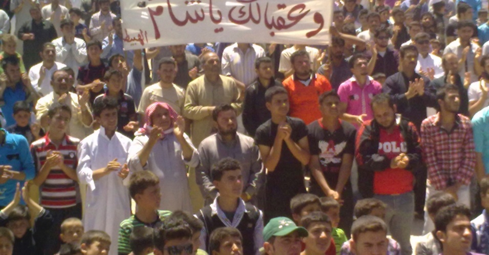 25.mai.2012 ? Sírios protestam contra o ditador sírio, Bashar al Assad, em Habeet, perto de Idlib, na Síria. No cartaz, lê-se: "Felicitações ao Cairo, desejamos o mesmo a Damasco". O Egito realizou, nos dias 23 e 24, as primeiras eleições presidenciais democráticas após mais de 50 anos de ditadura militar