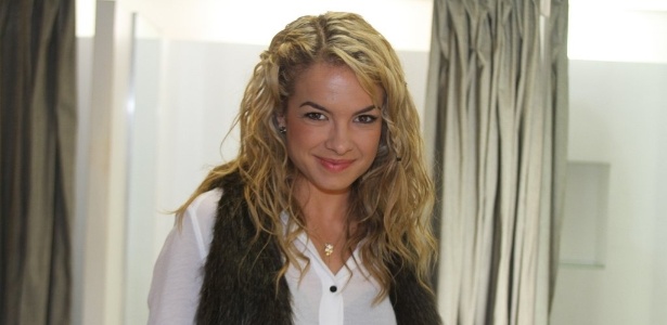 A atriz Lua Blanco, a Roberta de "Rebelde", se prepara para assistir a desfile no Fashion Rio (25/5/12)