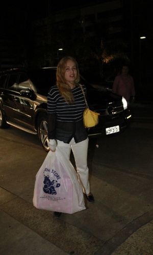 Angélica chega à maternidade para visitar Sofia, filha de Grazi Massafera e Cauã Reymond (24/5/12)