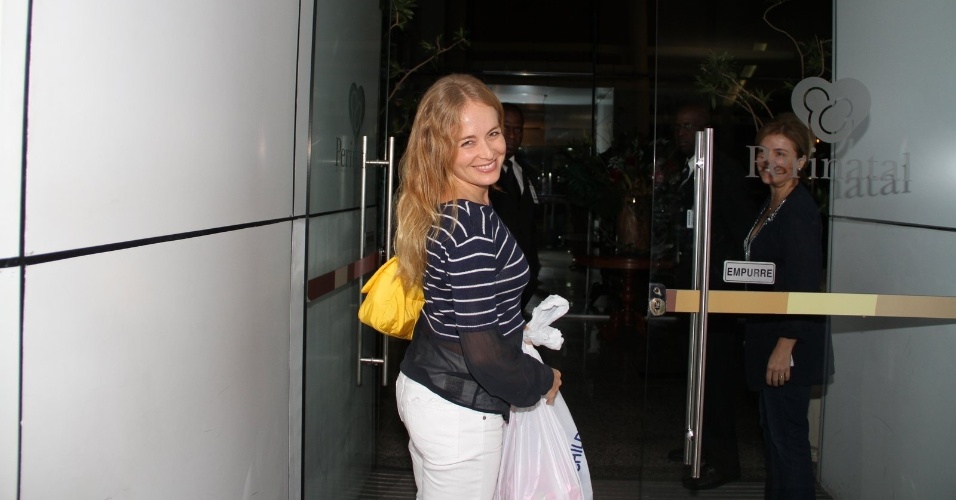 Angélica chega à maternidade para visitar Sofia, filha de Grazi Massafera e Cauã Reymond (24/5/12)