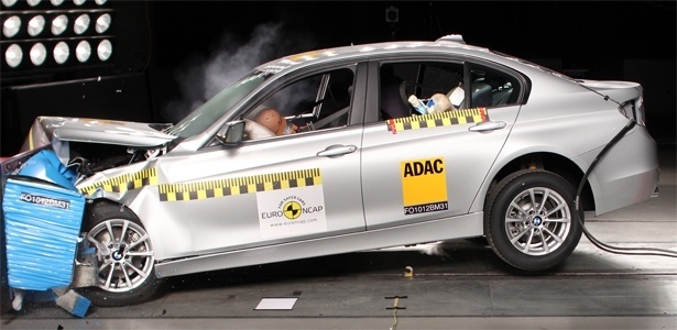 BMW Série 3 2012 passa pelo teste de impacto frontal: carro obteve melhores índices do grupo - Divulgação Euro NCAP