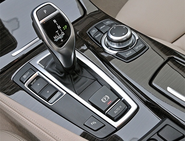 BMW Série 5 com freio de estacionamento elétrico, na tecla com o ícone (P): só em carro caro - Divulgação