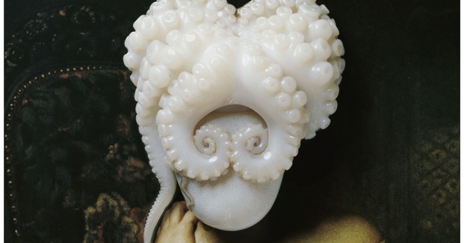 Cada um dos nomes que participam da exposição na Saatchi Gallery usa a fotografia de forma completamente diferente, seja na técnica ou nos temas abordados. Aqui, "Octopus Portrait" (2009) - Yumiko Utsu