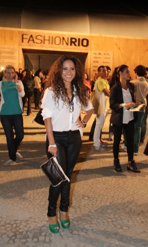 Cinara Leal confere o quarto dia de desfiles do Fashion Rio (25/5/12). O evento de moda acontece no Jockey Club, zona sul do Rio