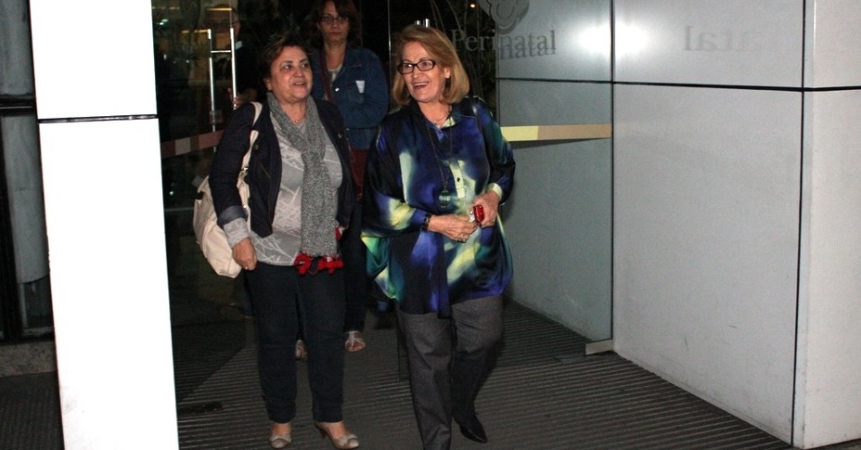 Dona Angelina, mãe da apresentadora Angélica, deixa a maternidade após visitar Sofia, filha de Grazi Massafera e Cauã Reymond (25/5/12)