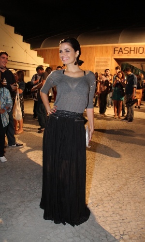 Emanuelle Araújo confere o quarto dia de desfiles do Fashion Rio (25/5/12). O evento de moda acontece no Jockey Club, zona sul do Rio