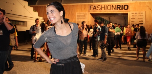 Emanuelle Araújo confere o quarto dia de desfiles do Fashion Rio (25/5/12)