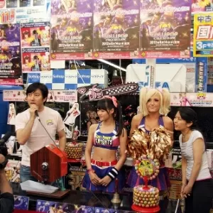 Lollipop Chainsaw chega ao mercado em 2012