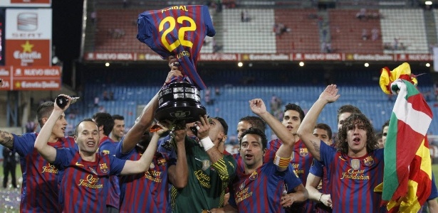 Jogadores do Barcelona "vestiram" troféu da Copa do Rei com camisa de Abidal - Juan Carlos Hidalgo/EFE