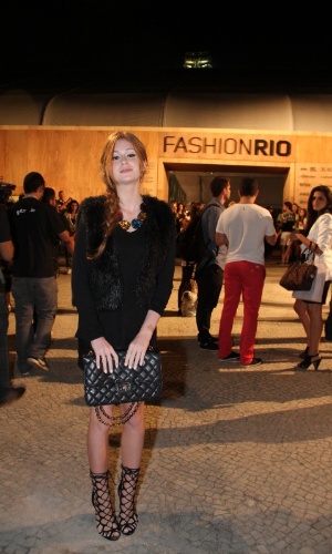 Marina Ruy Barbosa confere o quarto dia de desfiles do Fashion Rio (25/5/12). O evento de moda acontece no Jockey Club, zona sul do Rio