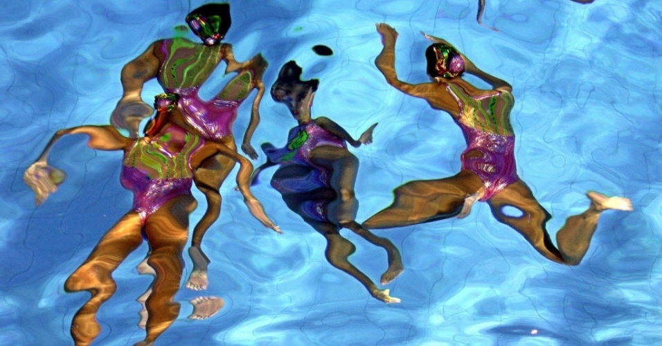 Mexicanas do nado sincronizado fazem performance durante competição realizada na Colômbia