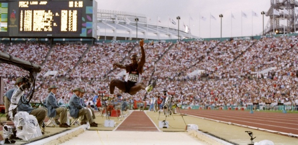 Norte-americano Carl Lewis compete no salto em distância durante os Jogoa de Atlanta de 1996