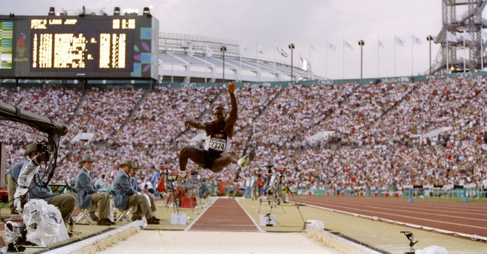 Norte-americano compete no salto em distância durante os Jogoa de Atlanta-1996