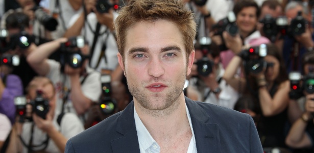Fama e beleza não impediram que o ator Robert Pattinson sofresse uma traição pública de Kristen Stewart - AFP Photo/Valery Hache
