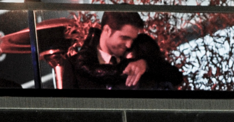 O casal de "Crepúsculo", Kristen Stewart e Robert Pattinson, é visto aos beijos em festa do Festival de Cannes 2012 (23/5/12)