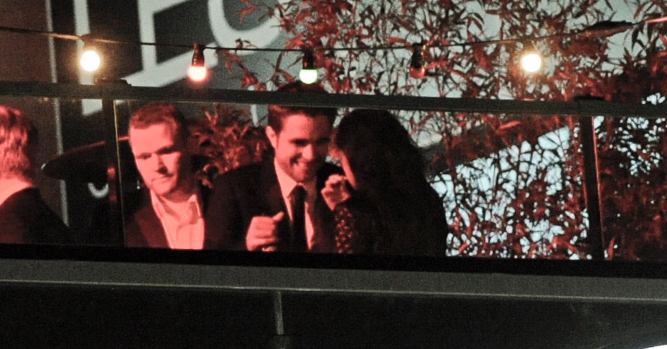 O casal de "Crepúsculo", Kristen Stewart e Robert Pattinson, é visto aos beijos em festa do Festival de Cannes 2012 (23/5/12)