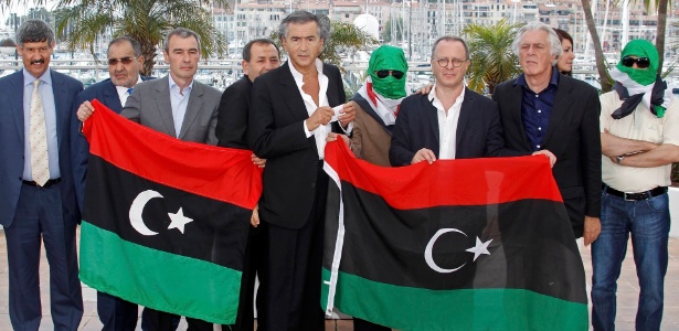 O filósofo Bernard-Henri Lévy posa em Cannes ao lado de guerrilheiros líbios e sírios para promover seu documentário "O juramento de Tobruk", exibido na competição oficial - Jean-Paul Pelissier/Reuters
