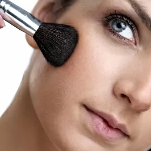 Veja como fazer uma maquiagem expressa antes do compromisso por vídeo