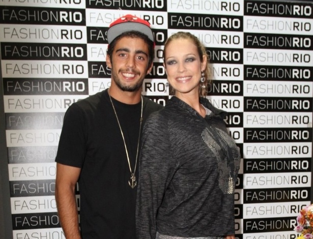 Surfista Pedro Scooby posa ao lado da mulher, Luana Piovani, no Fashion Rio 2013 (24/5/12)