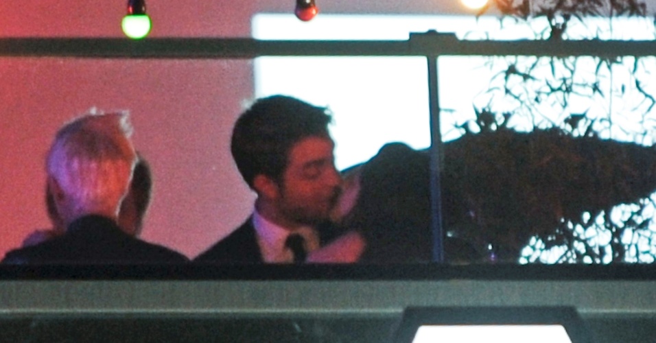 Pela primeira vez os atores Robert Pattinson e Kristen Stewart são vistos aos beijos em festa no Festival de Cannes 2012 (23/5/12)