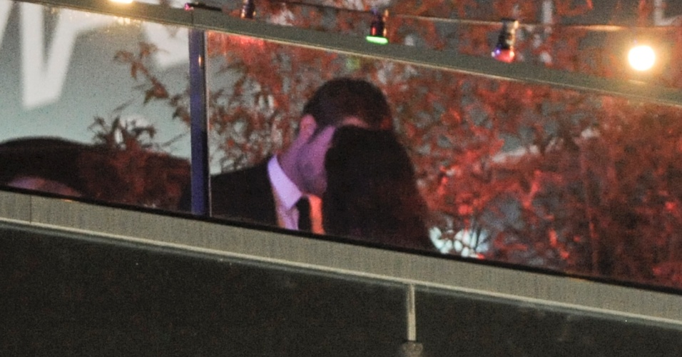 Pela primeira vez os atores Robert Pattinson e Kristen Stewart são vistos aos beijos em festa no Festival de Cannes 2012 (23/5/12)