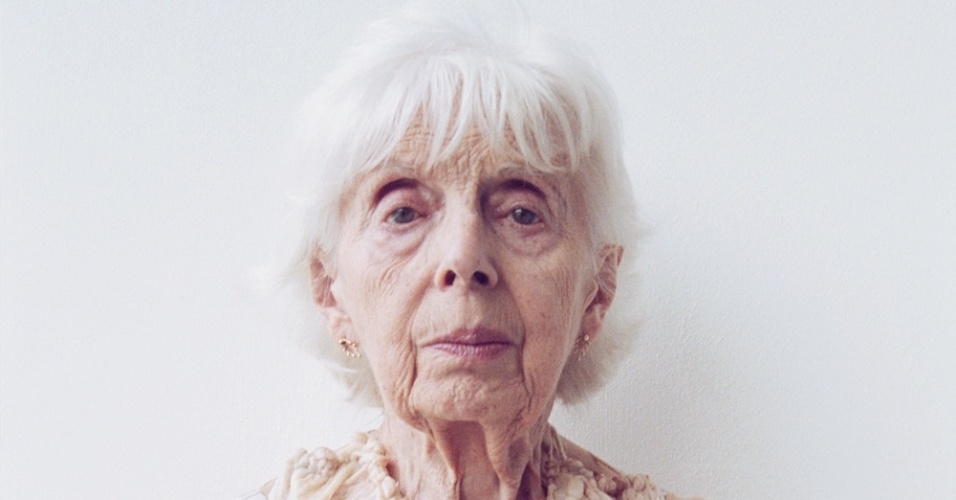 Pinar Yolaçan retrata senhoras vestidas com roupas feitas com carne animal (2001) - Pinar Yolaçan