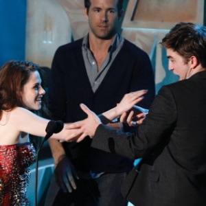 Robert Pattinson e Kristen Stewart ganham o prêmio de melhor beijo no MTV Movie Awards, em Los Angeles (5/7/11) - Mario Anzuoni/Reuters