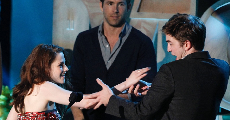 Robert Pattinson e Kristen Stewart ganham o prêmio de melhor beijo por "A Saga Crepúsculo: Eclipse" no MTV Movie Awards, em Los Angeles (5/7/11)