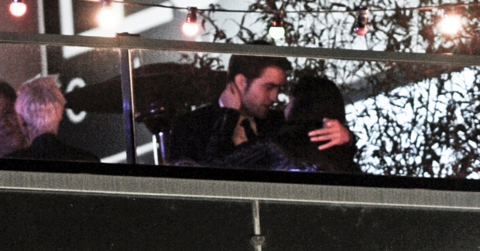 Robert Pattinson e Kristen Stewart, que nunca confirmaram o namoro, são vistos aos beijos em festa do Festival de Cannes 2012 (23/5/12)