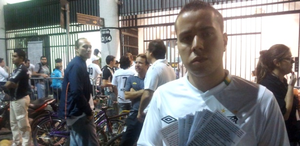 Romário Araujo, 21 anos, era um dos associados que não tinha ingressos e protestou - Samir Carvalho/UOL