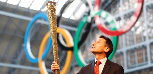 Sebastian Coe, presidente do Comitê Olímpico Britânico, segura tocha dos Jogos Olímpicos de Londres