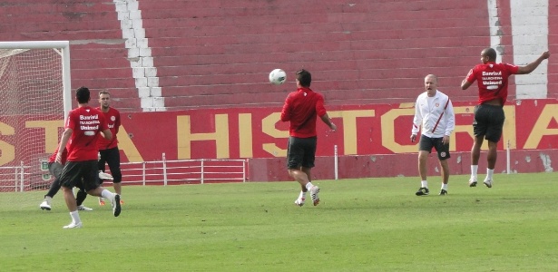 Dorival aproveitou a véspera da partida contra o Flamengo para aprimorar a bola aérea - Carmelito Bifano/UOL Esporte