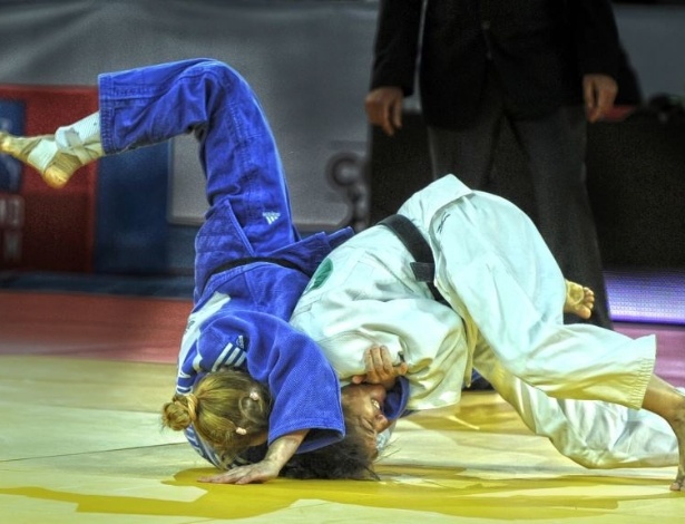 A brasileira Sarah Menezes (d.) vence a campeã olímpica Alina Dumitru, da Romênia
