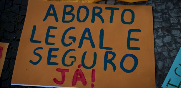 Cartaz com mensagem favorável ao aborto durante manifestação - Guillermo Giansanti/UOL