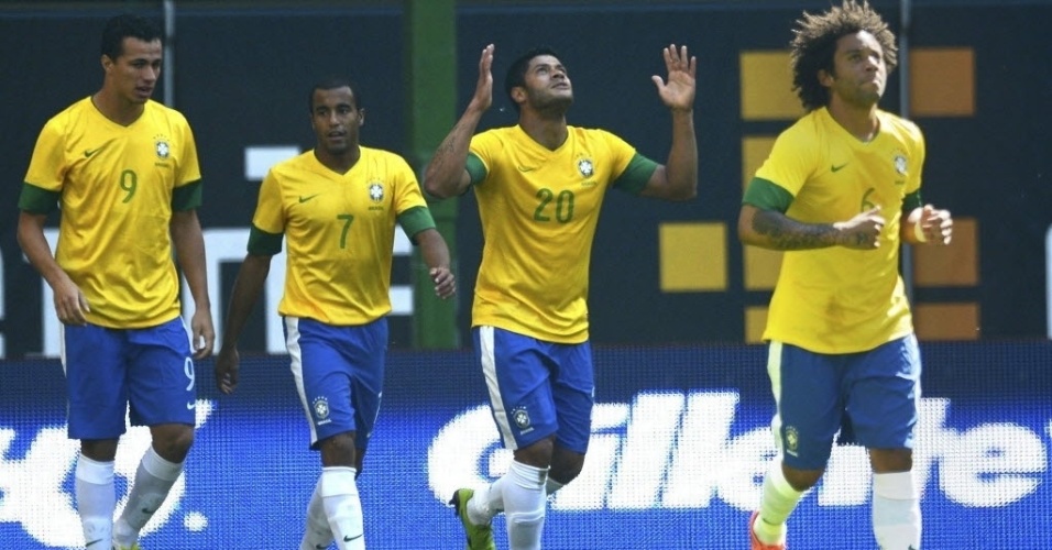 Hulk (nº 20) agradece após abrir o placar para o Brasil no amistoso contra a Dinamarca na Alemanha