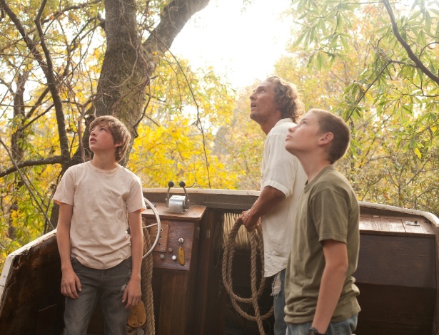 Matthew McConaughey (centro), Tye Sheridan (esq.) e Jacob Lofland em cena do filme "Mud" - Divulgação